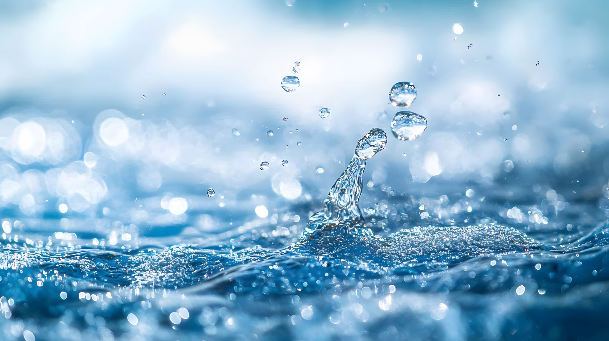 obrazok na webe Hydratácia pleti - Základ zdravej a žiarivej pokožky Detail kvapiek vody – symbol prirodzenej hydratácie a obnovy pokožky