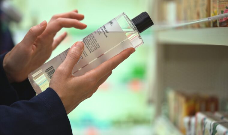 obrazok na webe Ako čítať zloženie kozmetiky (INCI) — praktický návod Žena študuje zloženie kozmetického produktu v obchode – praktický návod, ako čítať INCI